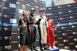 Primer lugar, Michel Nykjaer, SEAT Leon, Target Competition, segundo lugar, Kevin Gleason, Honda Civ