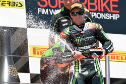 Le vainqueur Jonathan Rea, Kawasaki, fête sa victoire sur le podium
