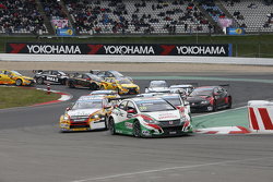 Старт второй гонки: Тьягу Монтейру, Honda Civic WTCC, Honda Racing Team JAS