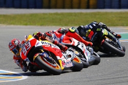 Marc Márquez, Repsol Honda Team, con Andrea Iannone, Ducati Team, y Bradley Smith, Tech 3 Yamaha