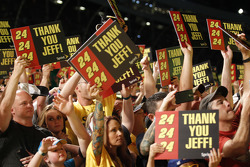 Fans thank Jeff Gordon