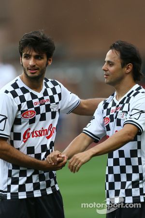(I a D): Carlos Sainz Jr. Scuderia Toro Rosso y Felipe Massa Williams en el partido de fútbol a bene