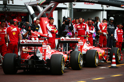 Кими Райкконен, Ferrari SF15-T, и Себастьян Феттель, Ferrari SF15-T, на пит-лейн
