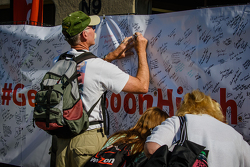 Los aficionados firman un banner #GetWellHinch
