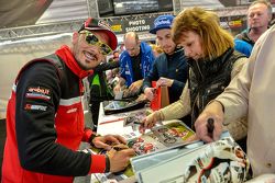 Davide Giugliano, Ducati Team, avec ses fans à Donington Park