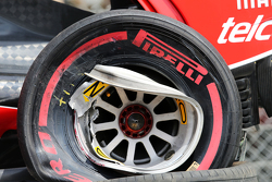 Сломанное колесо на Ferrari SF15-T Кими Райкконена, Ferrari после его аварии в третьей тренировке