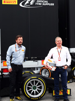 Paul Hembery, directeur de la compétition chez Pirelli avec Martin Brundle, commentateur Sky Sports Commentator et un pneu Pirelli 18