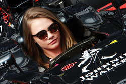 Cara Delevingne, modelo en el McLaren MP4-30