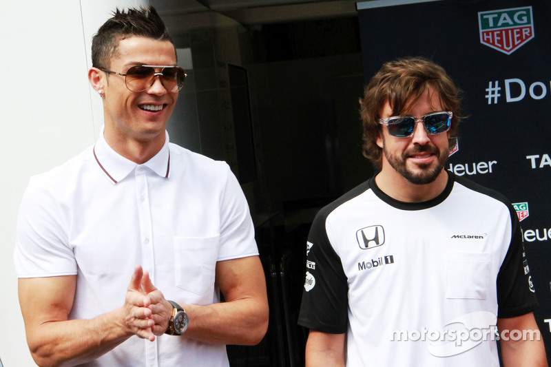 (Von links nach rechts): Fußballprofi Cristiano Ronaldo mit Fernando Alonso, McLaren