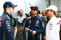 (De izquierda a derecha): Daniil Kvyat, Red Bull Racing con Daniel Ricciardo, Red Bull Racing y Nico