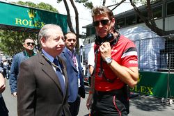 Graeme Lowdon, Geschäftsführer Manor F1 Team, mit Jean Todt, FIA-Präsident, in der Startaufstellung