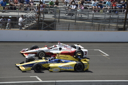 Helio Castroneves, Team Penske Chevrolet e Marco Andretti, Andretti Autosport Honda