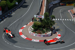 Уилл Стивенс, Manor F1 Team едет впереди Роберто Мери, Manor F1 Team