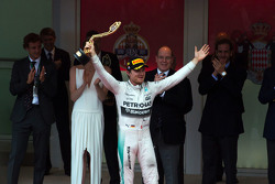 Победитель гонки - Нико Росберг, Mercedes AMG F1 празднует на подиуме