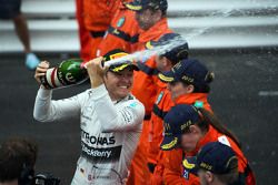 El ganador de la carrera, Nico Rosberg, Mercedes AMG F1 celebra en el podium
