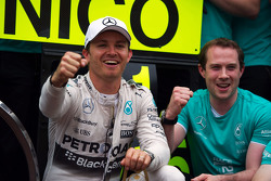 El ganador de la carrera, Nico Rosberg, Mercedes AMG F1 celebra con su equipo