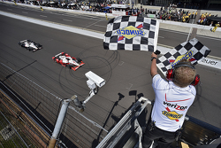Juan Pablo Montoya, Team Penske Chevrolet beats Will Power, Team Penske Chevrolet to the line
