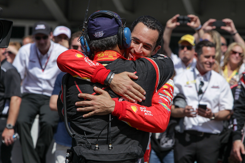 1. Juan Pablo Montoya, Team Penske, Chevrolet, und Helio Castroneves, Team Penske, Chevrolet