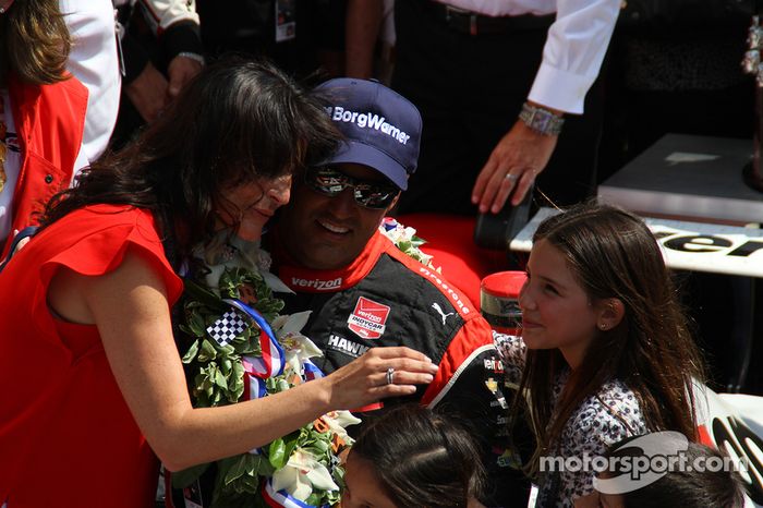 El ganador de la carrera, Juan Pablo Montoya, Team Penske Chevrolet, con su familia.