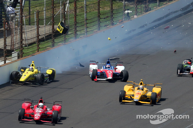 Sage Karam, Chip Ganassi Racing Chevrolet et Takuma Sato, A.J. Foyt Enterprises se crashent