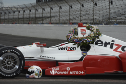 El ganador de la carrera, Juan Pablo Montoya, Team Penske Chevrolet, en la sesión de fotos del ganad