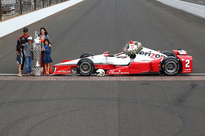 El ganador de la carrera, Juan Pablo Montoya, Team Penske Chevrolet, en la sesión de fotos del ganad