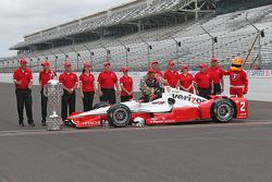 El ganador de la carrera, Juan Pablo Montoya, Team Penske Chevrolet, en la sesión de fotos del ganad