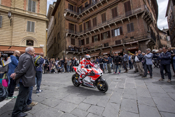 Andrea Dovizioso, Ducati Team en Piazza del Campo, Siena