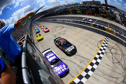 Start: Denny Hamlin, Joe Gibbs Racing Toyota leads