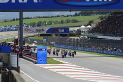 Andrea Iannone, Ducati Team, en tête au départ