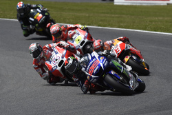 Jorge Lorenzo, Yamaha Factory Racing con Andrea Dovizioso, Ducati Team y Marc Marquez, Repsol Honda