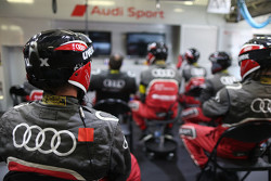 Les mécaniciens Audi Sport observent la course