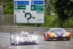 #19 Porsche Team Porsche 919 Hybrid: Nico Hulkenberg, Nick Tandy, Earl Bamber, Frédéric Makowiecki, #72 SMP Racing Ferrari 458 GTE: Andrea Bertolini, Viktor Shaitar, Alexey Basov