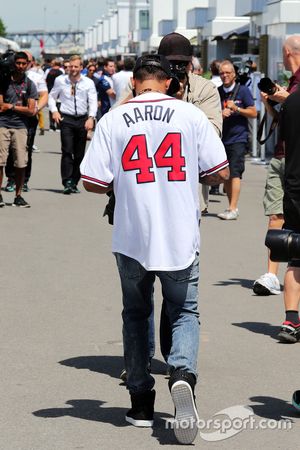 Lewis Hamilton, de Mercedes AMG F1 lleva una camiseta de béisbol Boston Braves Hank Aaron