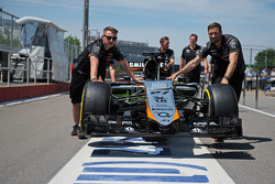 La Force India VJM08 de Nico Hülkenberg est poussée dans les stands par ses mécaniciens