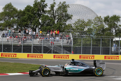Lewis Hamilton, Mercedes AMG F1 W06, en tête-à-queue