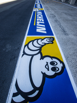 Реклама Michelin на пит-лейне