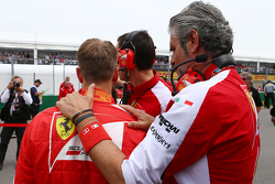 Себастьян Феттель, Ferrari и Маурицио Арривабене, руководитель команды Ferrari на стартовой решетке