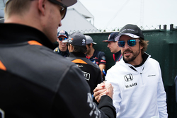 Fernando Alonso, McLaren avec Nico Hulkenberg, Sahara Force India F1, lors de la parade des pilotes