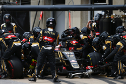 Pastor Maldonado, Lotus F1 E23, s'arrête au stand