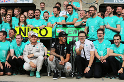 El ganador, Lewis Hamilton, Mercedes AMG F1 celebra con Nico Rosberg, Mercedes AMG F1, y su equipo