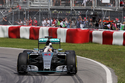 Победитель гонки - Льюис Хэмилтон, Mercedes AMG F1 празднует в конце гонки