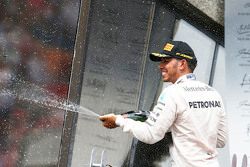 Podium: el ganador, Lewis Hamilton, Mercedes AMG F1 Team