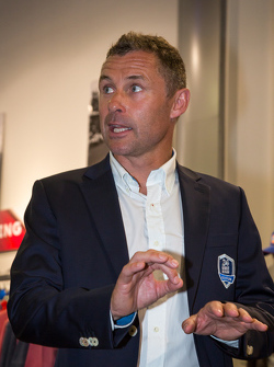 Tom Kristensen devela su mano y pie en una placa impresa