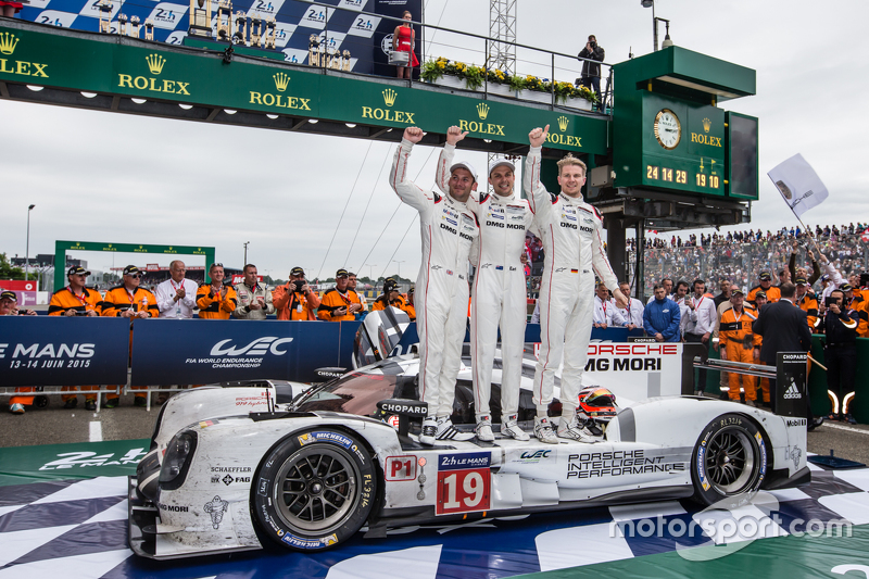 Parc fermé: racewinnaars #19 Porsche Team Porsche 919 Hybrid: Nico Hulkenberg, Nick Tandy, Earl Bamber vieren feest