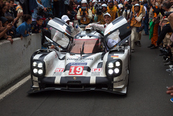 Победители 24 часов Ле-Мана 2015 года #19 Porsche Team Porsche 919 Hybrid: Нико Хюлькенберг, Ник Тэн