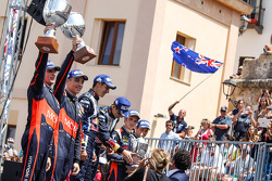 Podium : les vainqueurs Sébastien Ogier et Julien Ingrassia, Volkswagen Polo WRC, Volkswagen Motorsport, les deuxièmes, Hayden Paddon et John Kennard, Hyundai i20 WRC, Hyundai Motorsport, les troisièmes, Thierry Neuville et Nicolas Gilsoul, Hyundai i20 WR