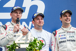 LMP1 podium: klasse en overall winnaar Porsche Team: Nico Hulkenberg, Nick Tandy, Earl Bamber