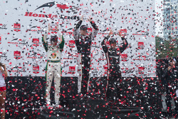 Podio: ganador de la carrera Josef Newgarden, CFH Racing Chevrolet, el segundo puesto Luca Filippi,
