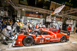 Parada de pits para el #17 Porsche Team Porsche 919 Hybrid: Timo Bernhard, Mark Webber, Brendon Hart
